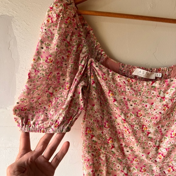 Astr Pink Floral Midi Dress with Puff Sleeves - Picture 5 of 9